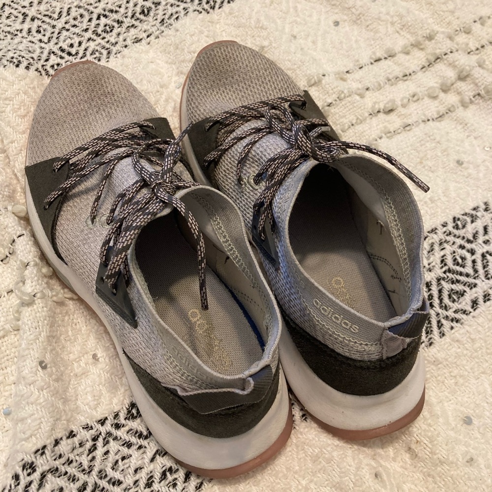 Women’s Adidas size 5 1/2 in US GREAT condition